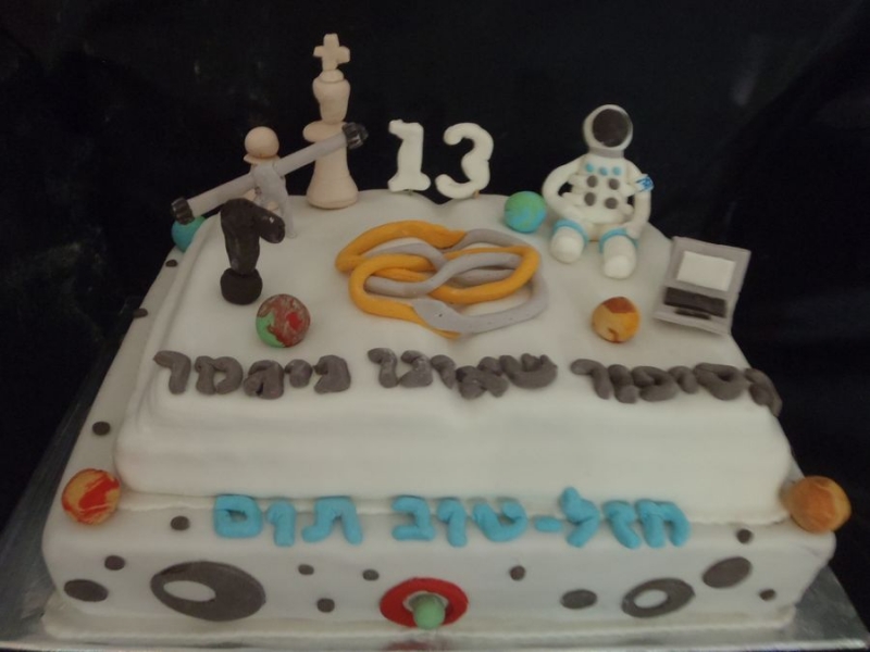 עוגה לבר מצווה של תום עם ספר הסיפור שאינו ניגמר אסטרונאוט שחמט מחשב טלסקופ